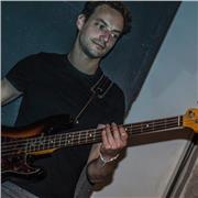 Interprete e traduttore ( inglese , francese ). Musicista ( basso, chitarra e solfeggio)